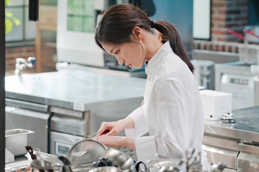 Hong Hwa Yeon Enters Korean Chef Competition in JTBC's Final Table